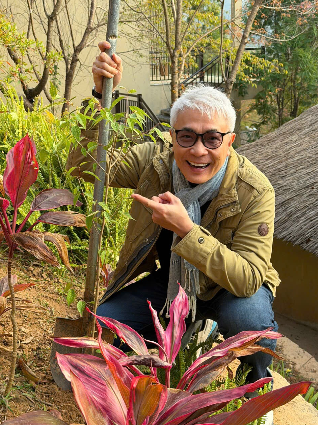 Guest learning about plants in the Garrya garden
