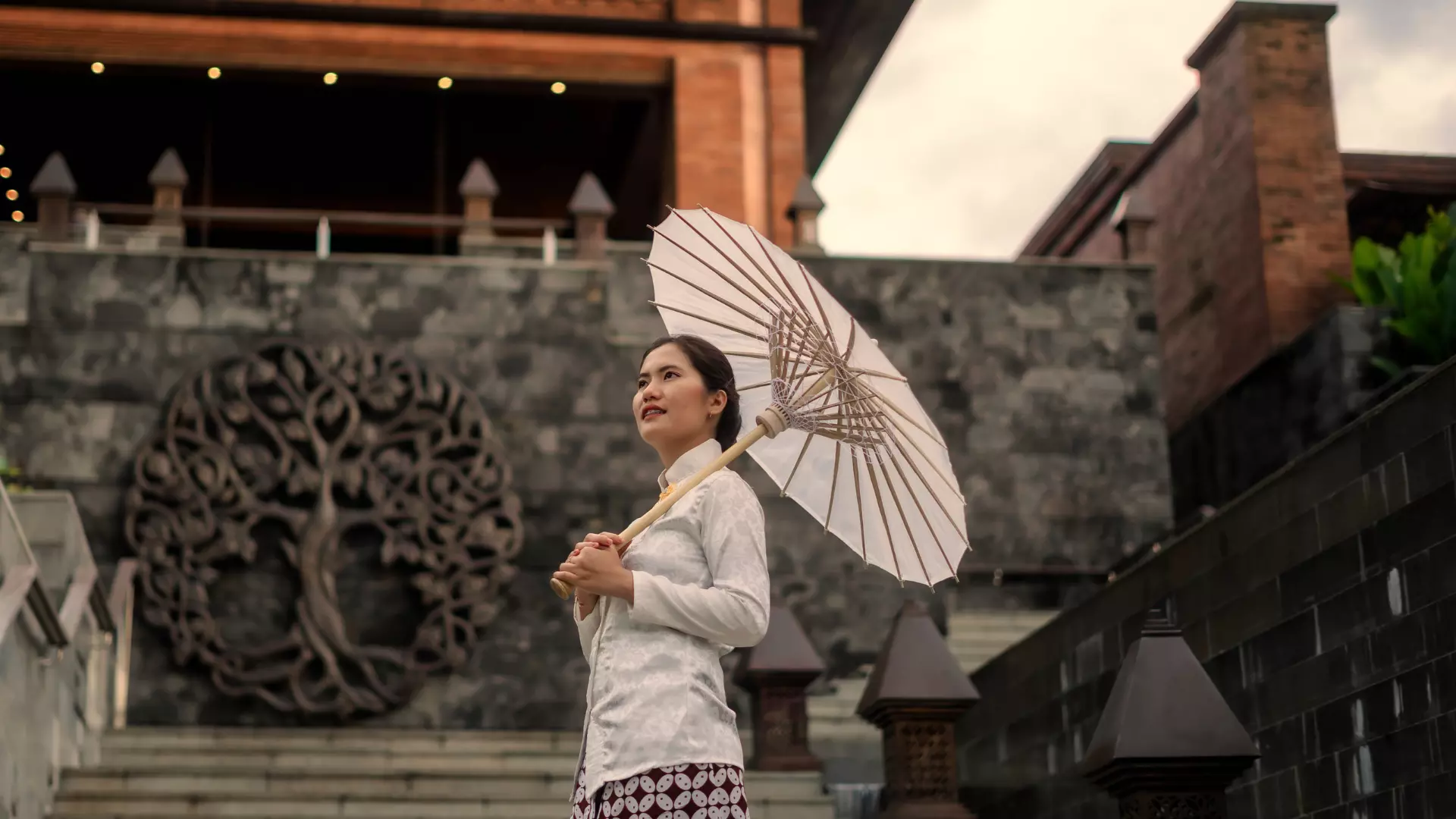 A women do a photoshoot at hotel's landscape