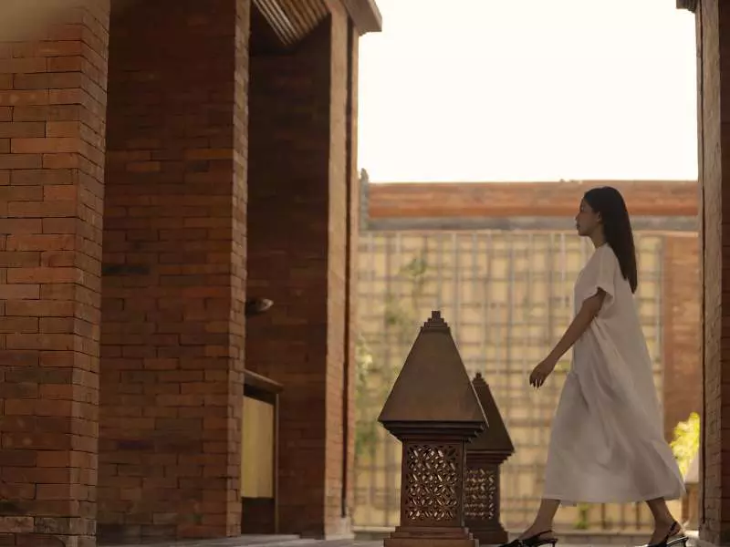 a women is walking trough the lobby