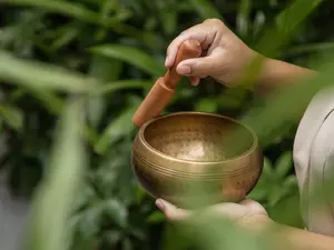 Restore your inner harmony with a wellness getaway in Koh Samui. From 20–26 Aug, enjoy personalized healing in our serene one-bedroom villas with Khun Sirirat Yamkham – expert in Yoga Reiki and Sound Healing.