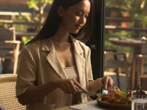 Guest enjoyes the lunch at Refresh All-day Dining